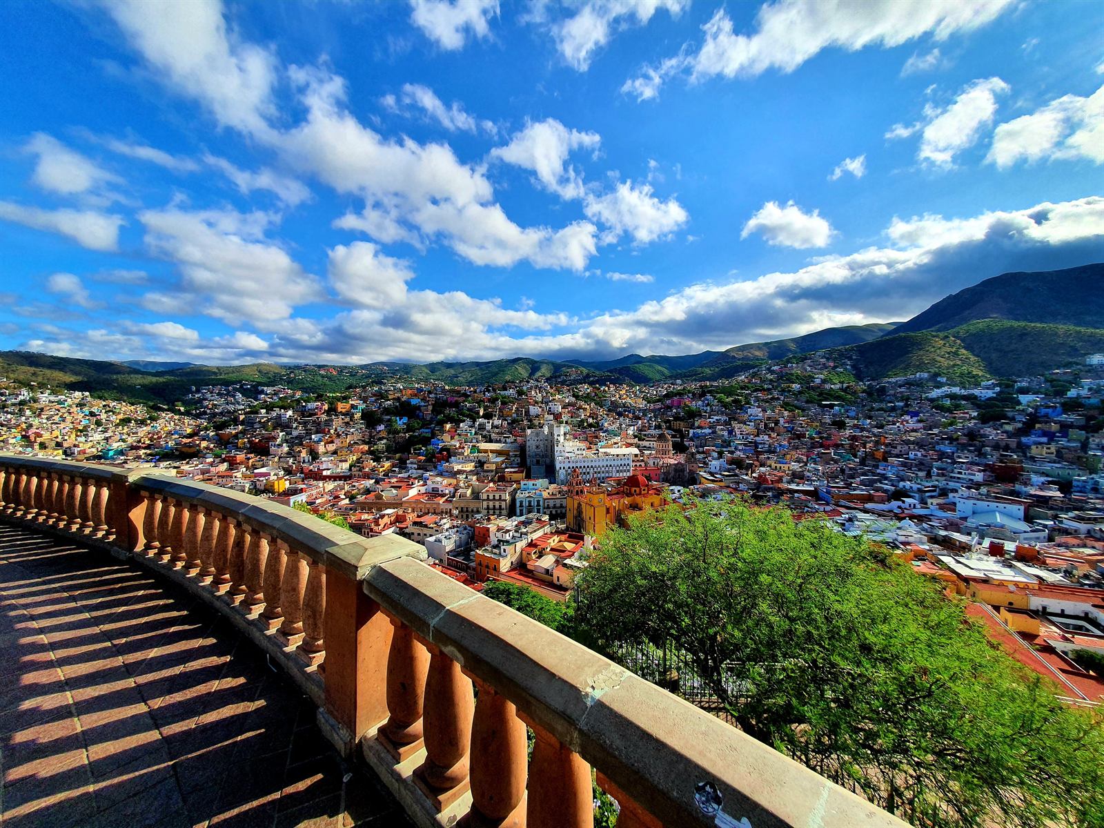 Monumento Al Pipila – Panorama de casas coloridas